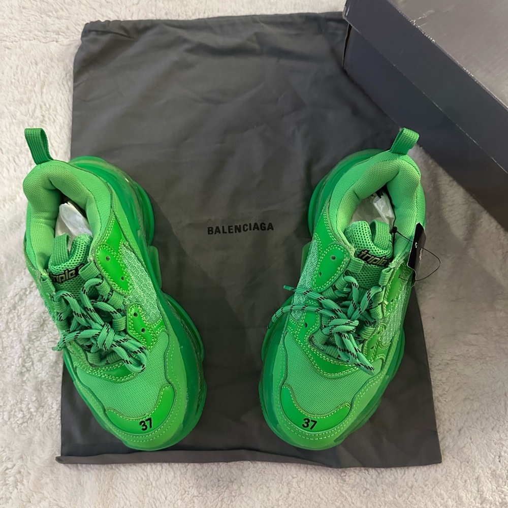 Balenciaga Green triple S Sneakers size 7 NWT Dust bag and box
